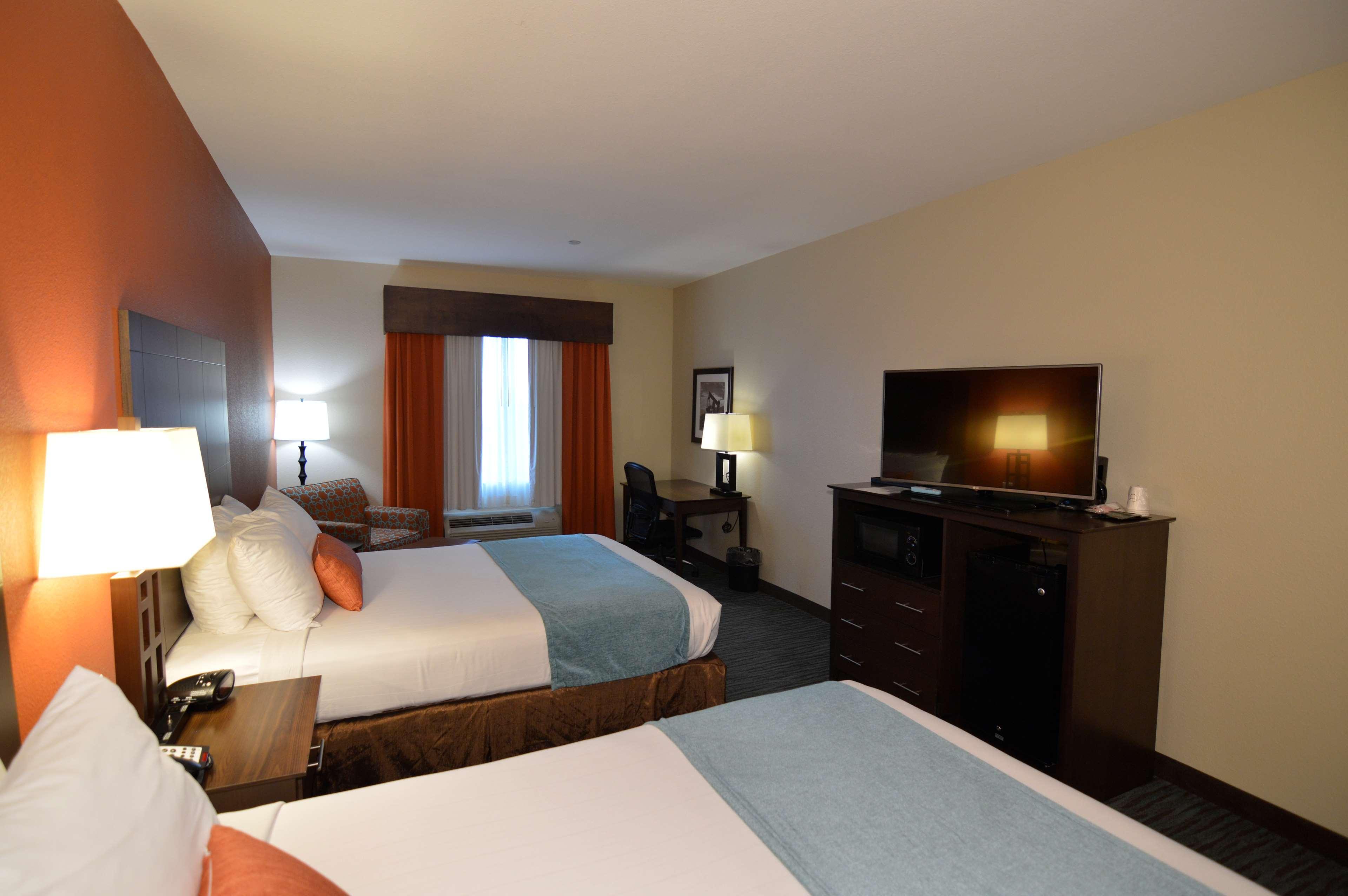 Best Western Plus Longhorn Inn & Suites Luling Exterior photo