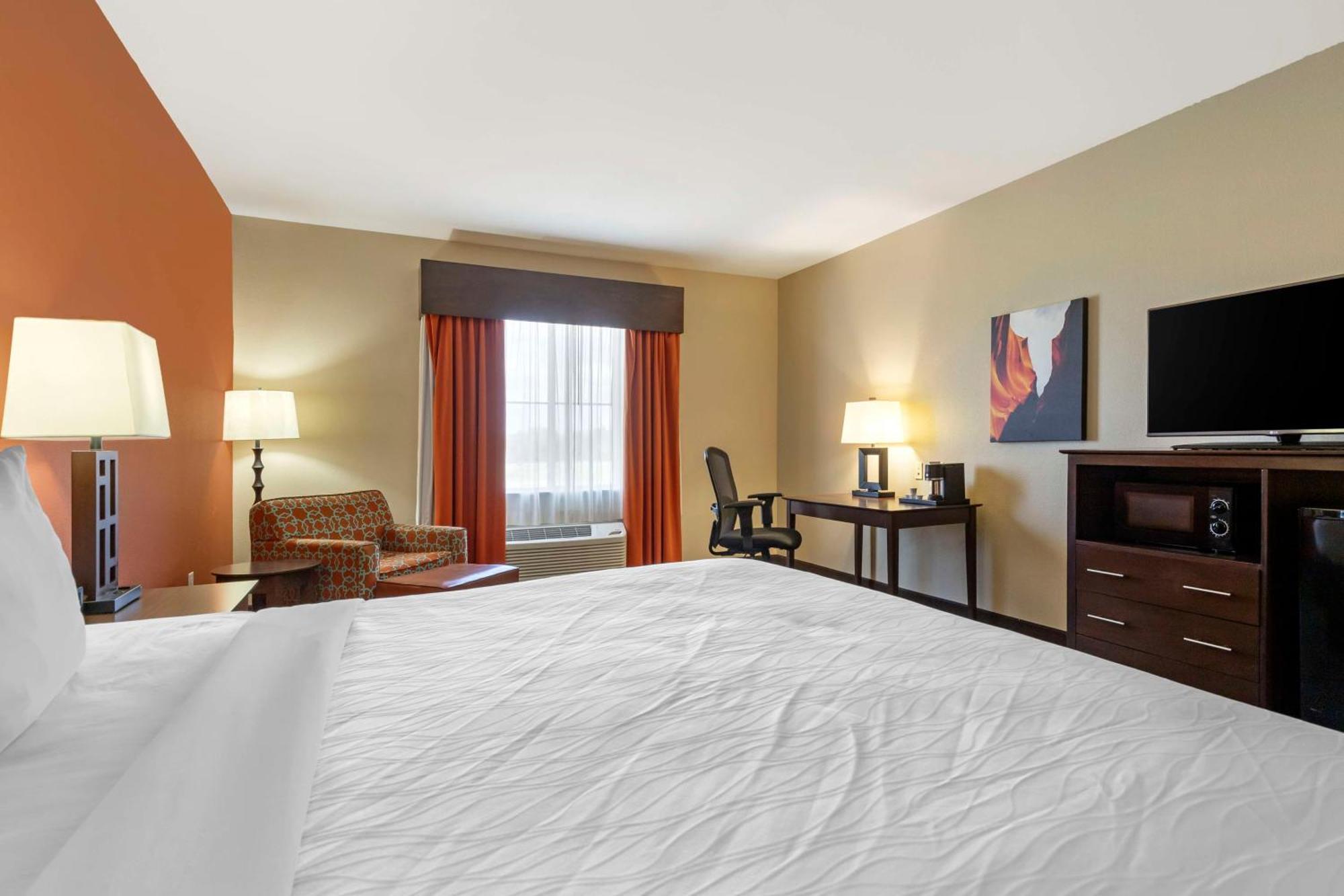 Best Western Plus Longhorn Inn & Suites Luling Exterior photo