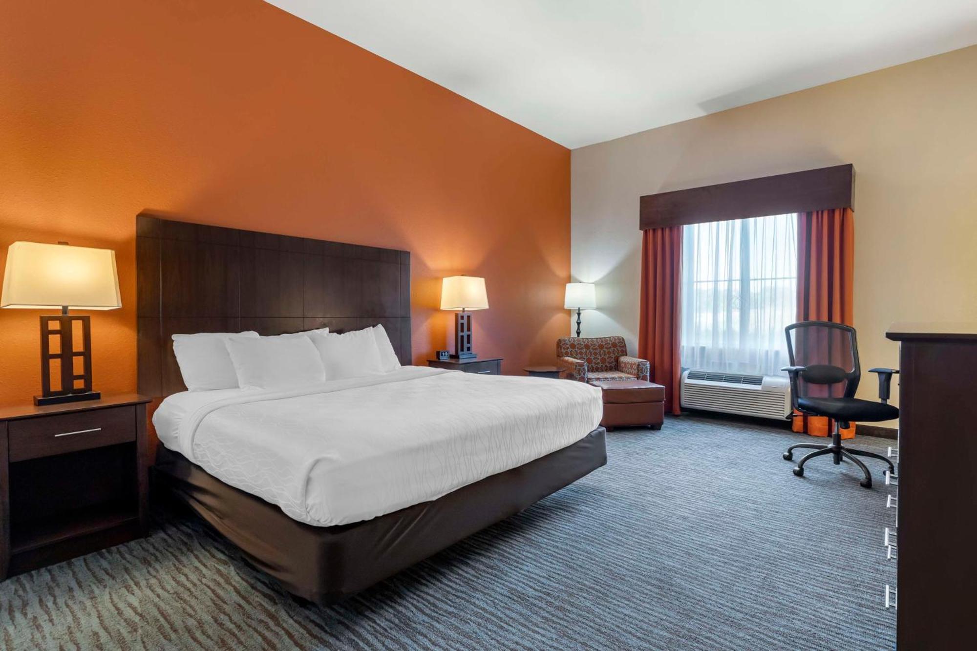 Best Western Plus Longhorn Inn & Suites Luling Exterior photo