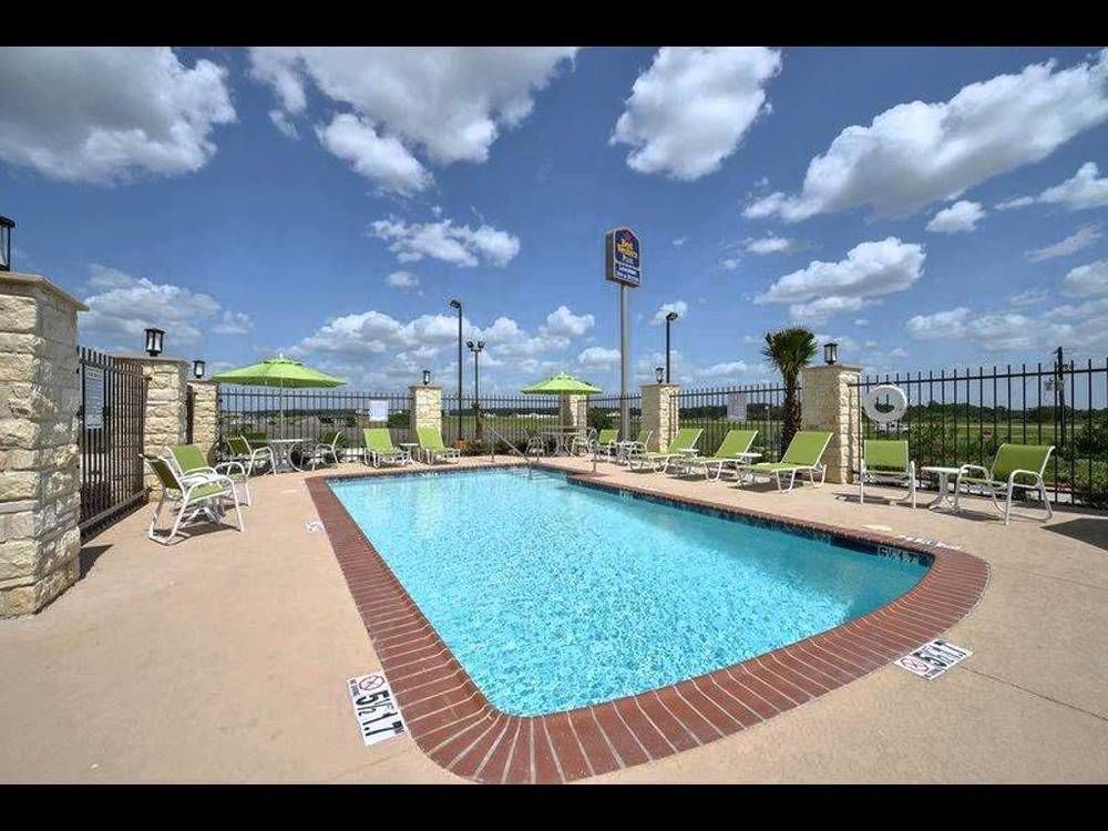 Best Western Plus Longhorn Inn & Suites Luling Exterior photo