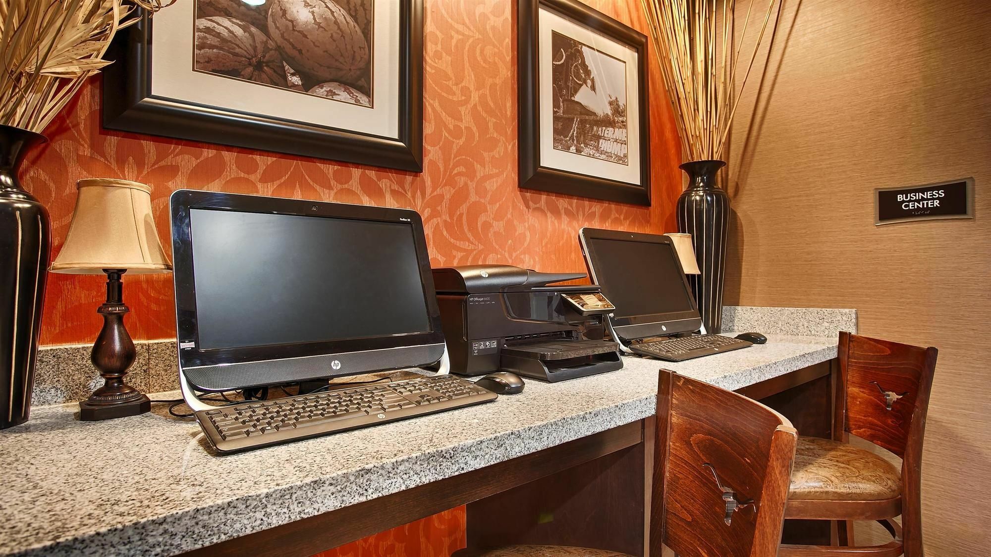 Best Western Plus Longhorn Inn & Suites Luling Exterior photo